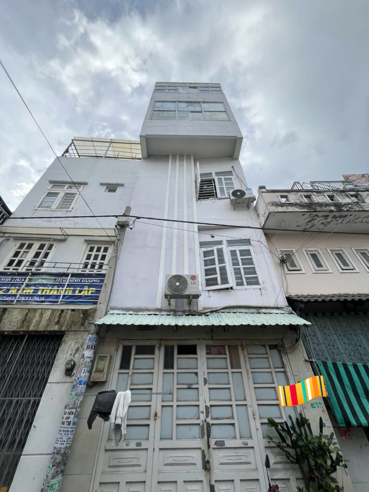NGAY BÌNH HƯNG HOÀ - GIÁP TÂN PHÚ - GẦN TRƯỜNG HỌC CÁC CẤP - 98M2 - NGANG 5.7M, DÀI 20M - 18 PHÒNG CHO THUÊ - 30TR/THÁNG - 2 MẶT TIỀN HẺM XE TẢI TRƯỚC SAU - CHỈ 10 TỶ 🔥🔥🔥