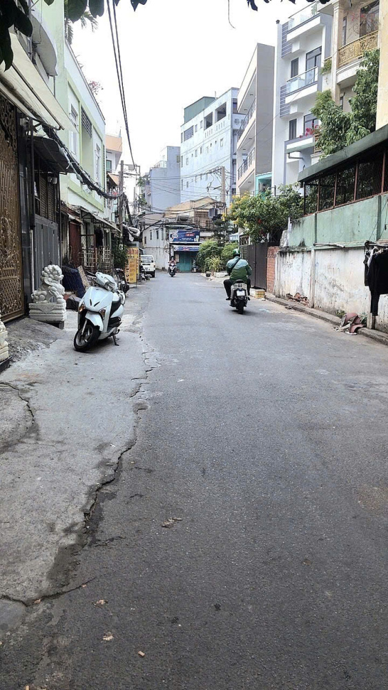 CHÍNH CHỦ LÂU NĂM NGAY CHUNG CƯ BÀU CÁT - HẺM XE HƠI TRÁNH - DIỆN TÍCH 82m2 - SỔ NỞ HẬU ĐẸP - NHÀ NÁT MUA VỀ XÂY Ở HAY KINH DOANH ĐỀU TIỆN - 11.2 TỶ THƯƠNG LƯỢNG!!!!